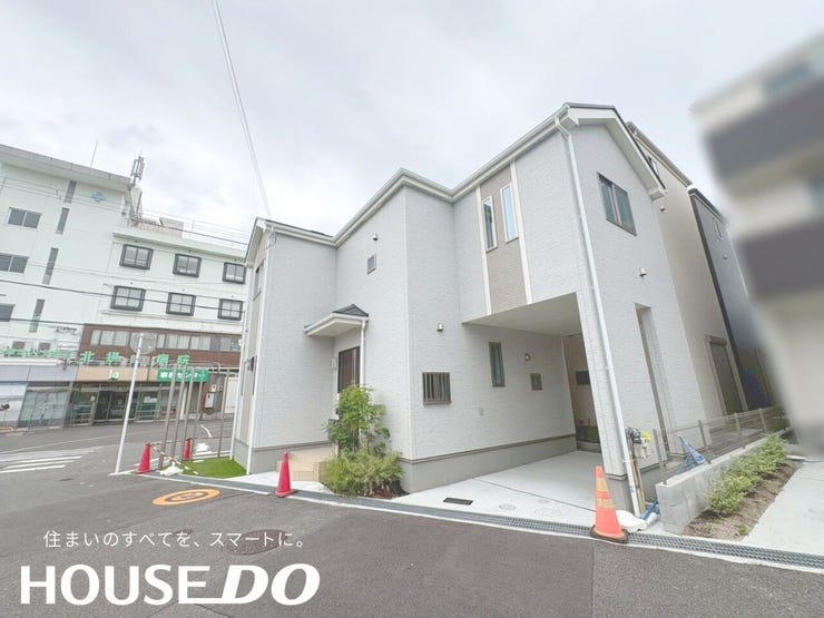 建物側面の様子。敷地の広さとゆとりある配置が確認できます。