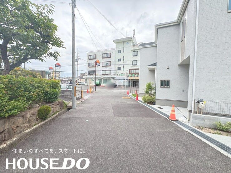 幅広い前面道路。車の出し入れがしやすく、日常の利便性が高い立地です。