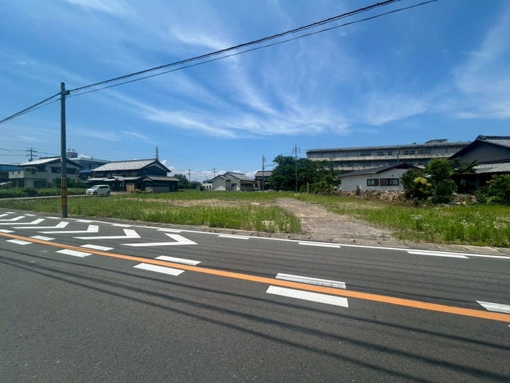 【セカンドカーや来客時も安心の2台駐車】
ご家族用として2台所有される方はもちろん、将来お車が増えた際にも安心のスペースを確保。ご両親やご友人が車で遊びに来た際の来客用駐車場として活用いただけます。