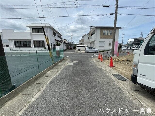【南側西向き】幅員約4mの前面道路です。車1台が余裕を持って通れる道幅です。車はスピードを控えるので事故率の軽減や歩行者も安心して通行できます。