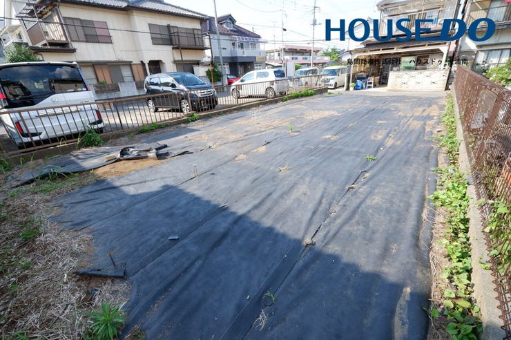 通りの少ない前面道路。交通量も少なく駐車も慌てずに行えます。限られた敷地をフル活用した、駐車スペースを含めた無駄のない建築はいかがでしょうか?