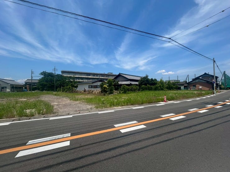 【セカンドカーや来客時も安心の2台駐車】
ご家族用として2台所有される方はもちろん、将来お車が増えた際にも安心のスペースを確保。ご両親やご友人が車で遊びに来た際の来客用駐車場として活用いただけます。
