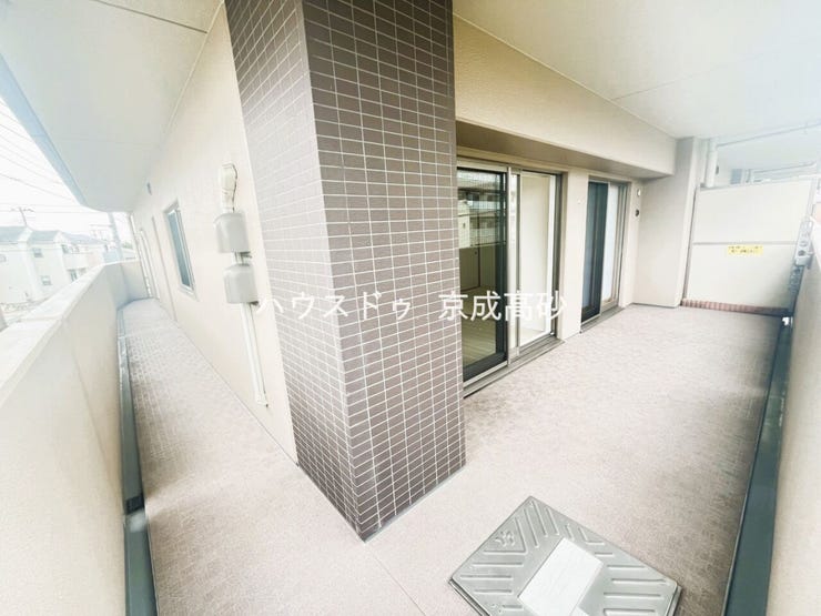 暖かい陽ざしが差込むバルコニー。晴れた日には洗濯物が良く乾きます。風通しも良好です。