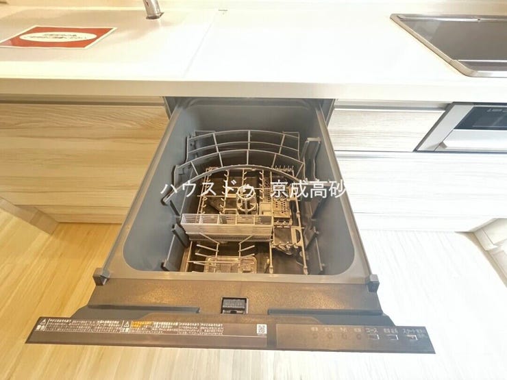 家事の時短に効果大の食洗器付き。高温でパワフルに洗い、温風乾燥します。手洗いよりも節水・節約が可能です。一度使うと手放せないですよ!