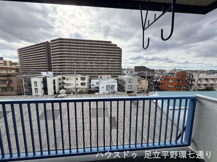 開放感あるバルコニーから広い空を望め、のびやかな景色を楽しめる住まいです。
