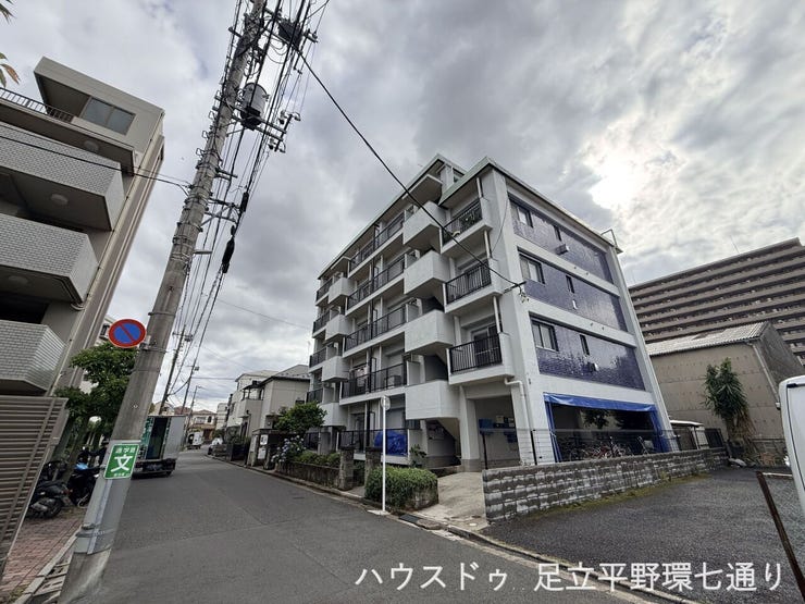 白を基調とした外観にアクセントカラーが映える建物で、清潔感と存在感を兼ね備えています。