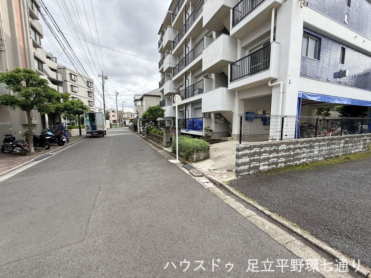 前面道路は見通しがよく、建物全体も確認しやすいため、現地での印象もつかみやすい立地です。