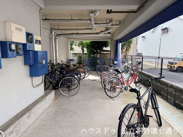 屋根付きの駐輪場を備えており、大切な自転車を雨から守りながらすっきり保管できます。
