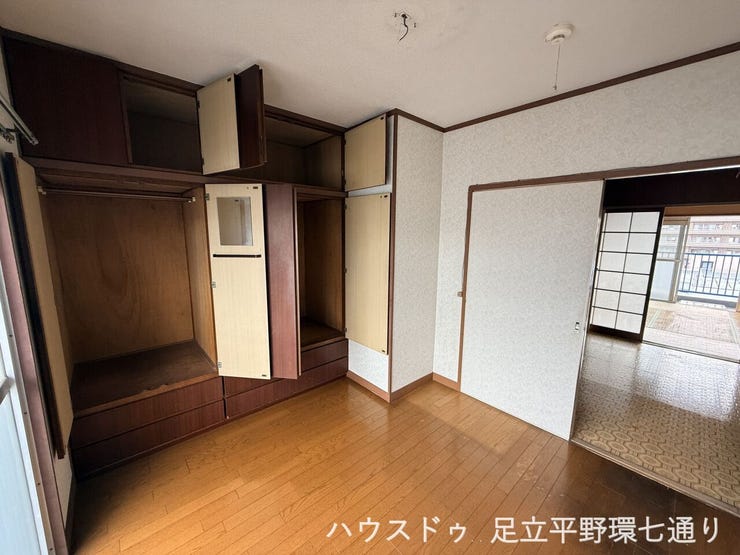 洋室には大容量の収納を備えており、衣類や荷物をすっきり整理しやすい間取りです。