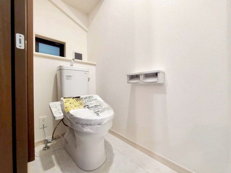 【Toilet】清潔感があり、落ち着いたデザインのトイレ。家族みんなが快適に使えます。