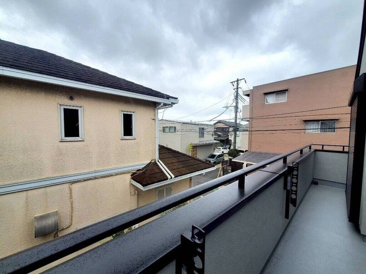 【Balcony】日当たりの良いバルコニーはお洗濯物がしっかり乾きやすく、毎日の家事にも重宝します。