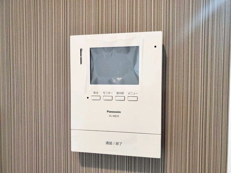 【Facilities】来訪者を確認できるモニター付きインターホンで、防犯面も安心です。