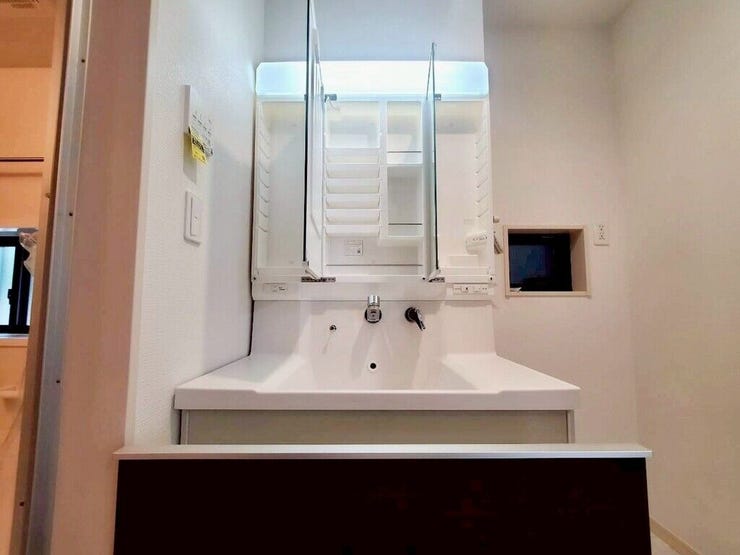 【Washroom】毎朝の準備がスムーズに。広めの洗面台と収納が使いやすい洗面所です。