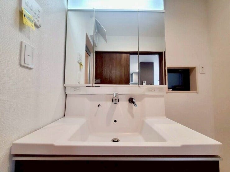 【Washroom】すっきりとしたデザインで、毎日の生活が快適に。収納も豊富な洗面所です。