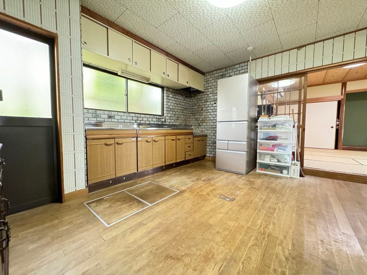開放感のある明るいダイニング。使い勝手の良いキッチンで、毎日の料理も楽しくこなせます。
