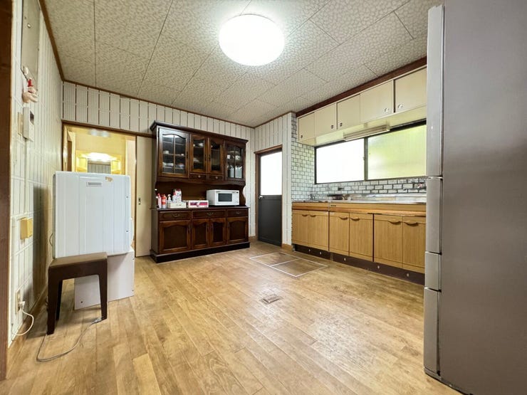 キッチンから洗面室や浴室などの水回りへスムーズに移動できる設計。料理や洗濯を同時にこなしやすい間取りです。