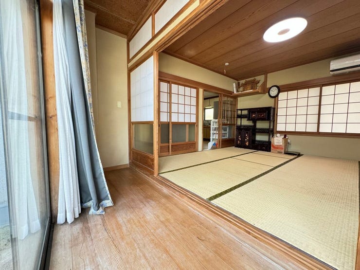 障子を開ければ開放感あふれる空間が広がります。縁側に腰掛けて、お庭の緑を眺めながらホッと一息つける癒しの和室です。