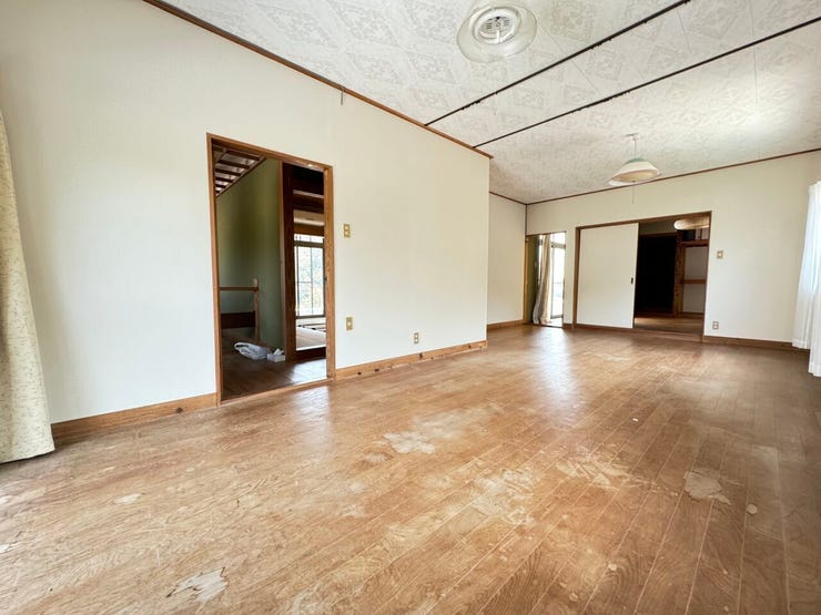 【陽当たり良好なメインルーム】木のぬくもりを感じる心地よい洋室。大型のベッドや家具を配置しても十分なゆとりがあり、快適に過ごせます