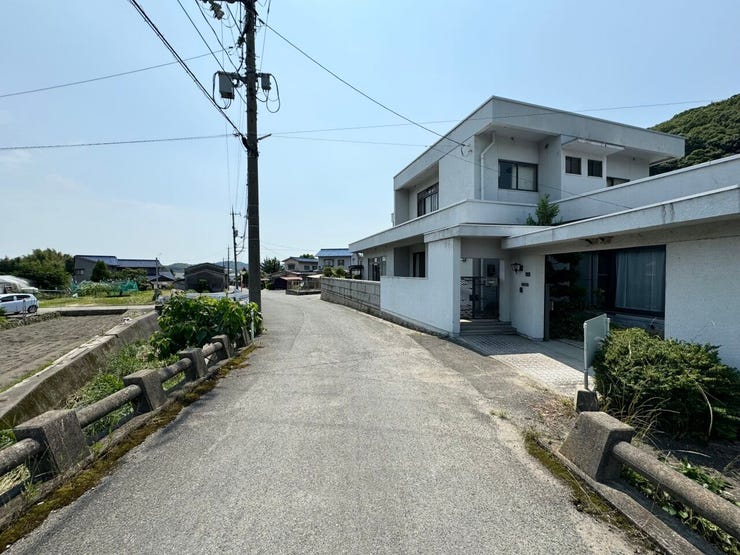 【見晴らし良好・陽当り抜群】高い建物が周囲にないため、圧倒的な開放感と素晴らしい眺望が広がります。前面スペースも広々としており、小さなお子様がいるご家庭も安心の住環境です。