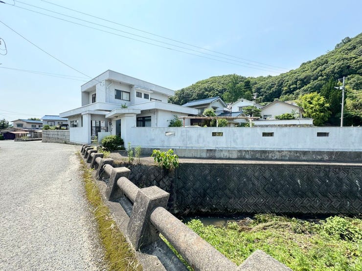 【のびのびとした住環境】すっきりとした広い前面道路に面しており、日々の通行も快適。窓を開ければ気持ちの良い風と美しい景色が広がり、四季の移ろいを身近に感じられるロケーションです。