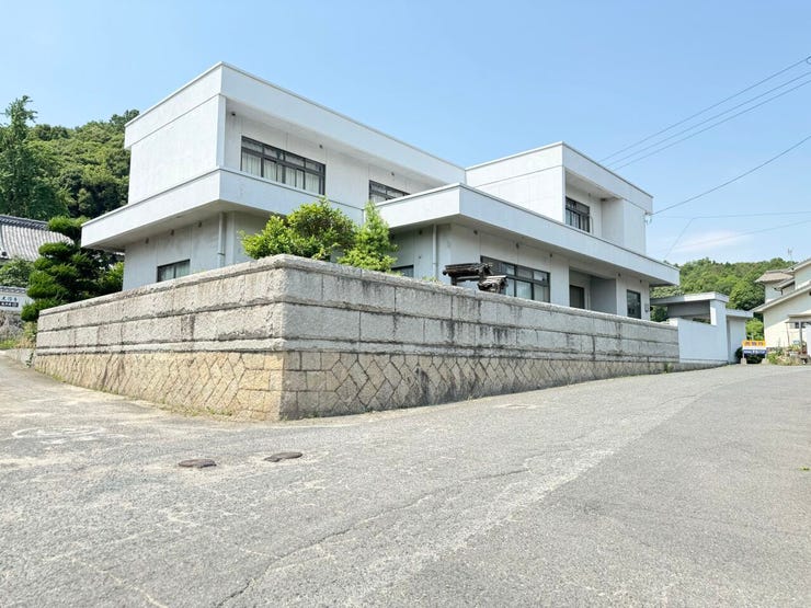 【広々敷地】青空に映えるスタイリッシュな白い邸宅。