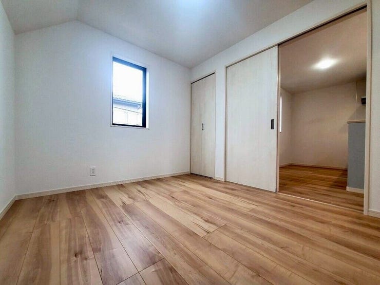 【Bedroom】ベッドとデスクを置いてもゆとりのある、使い勝手の良い広さの洋室です。