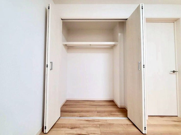 【Bedroom】クローゼット完備で収納力◎。家具の配置もしやすい機能的な洋室です。