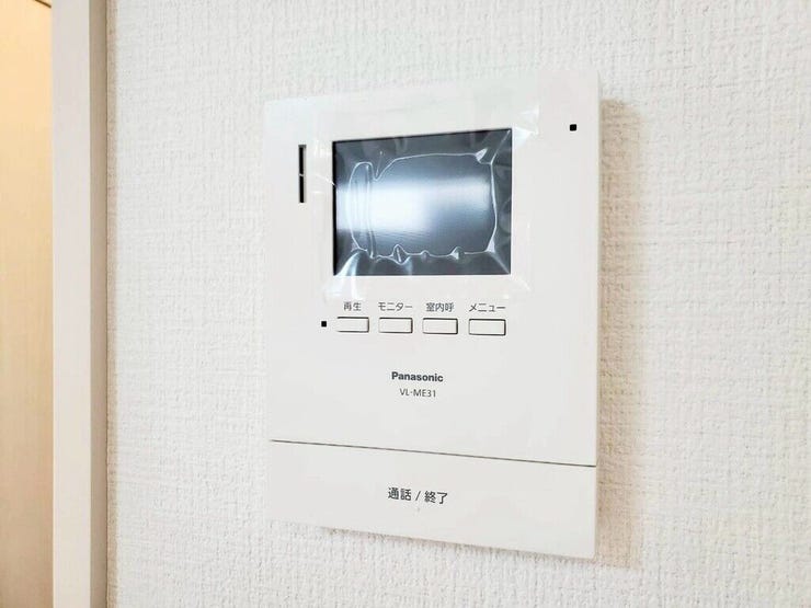 【Facilities】来訪者を確認できるモニター付きインターホンで、防犯面も安心です。