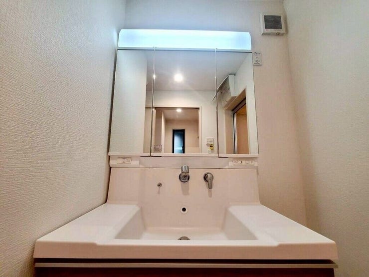 【Washroom】毎朝の準備がスムーズに。広めの洗面台と収納が使いやすい洗面所です。