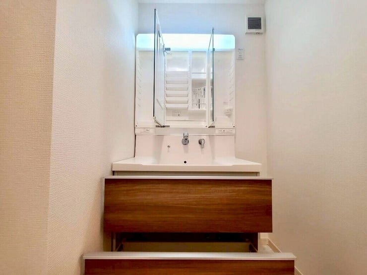 【Washroom】すっきりとしたデザインで、毎日の生活が快適に。収納も豊富な洗面所です。