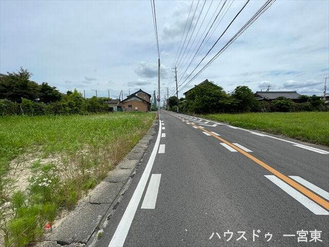 【南側東向き】幅員約7.2mの前面道路です。普通車が余裕を持ってすれ違うことの出来る道幅です。もちろん、大型車も余裕を持って通行出来ます。