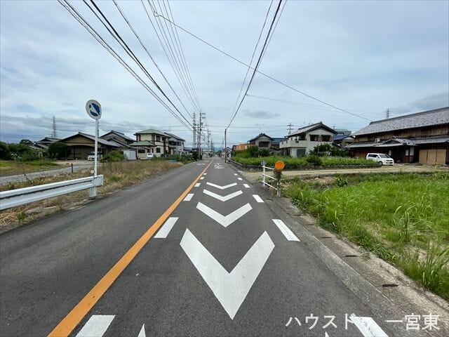 【南側西向き】幅員約7.2mの前面道路です。引越し業者のトラックも問題なく停めて置くことが出来る道幅です。
