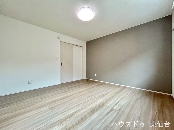 自然光がしっかり入る、気持ちのいい明るさの洋室です。