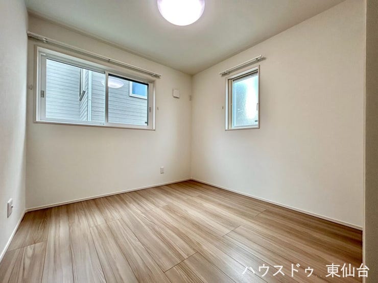窓もインテリアの一部のような、おしゃれなお部屋です♪