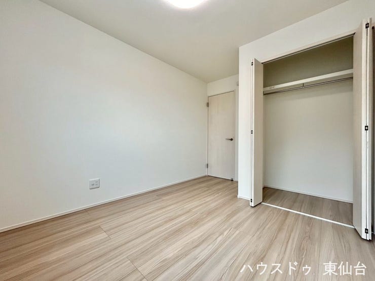 お掃除もラクラクなフローリングです♪