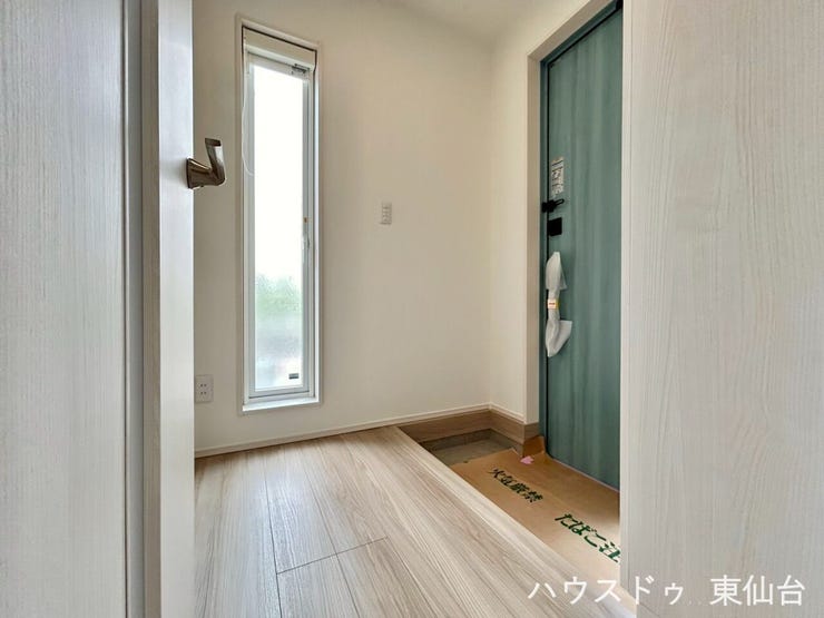 木目の戸がアクセントになり、温かみのある雰囲気に。