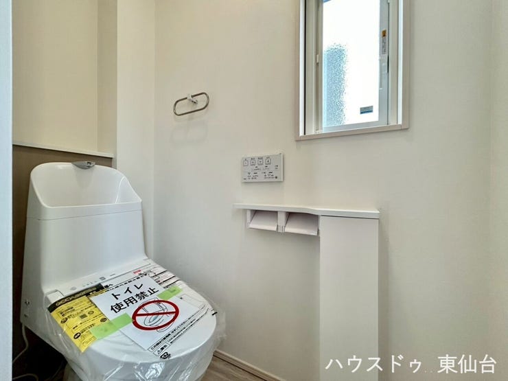シンプルイズザベストトイレ♪もちろん温水洗浄便座付きです♪
控えめな小窓が断熱性も確保しながら、換気もできていつも清潔を保てますね♪