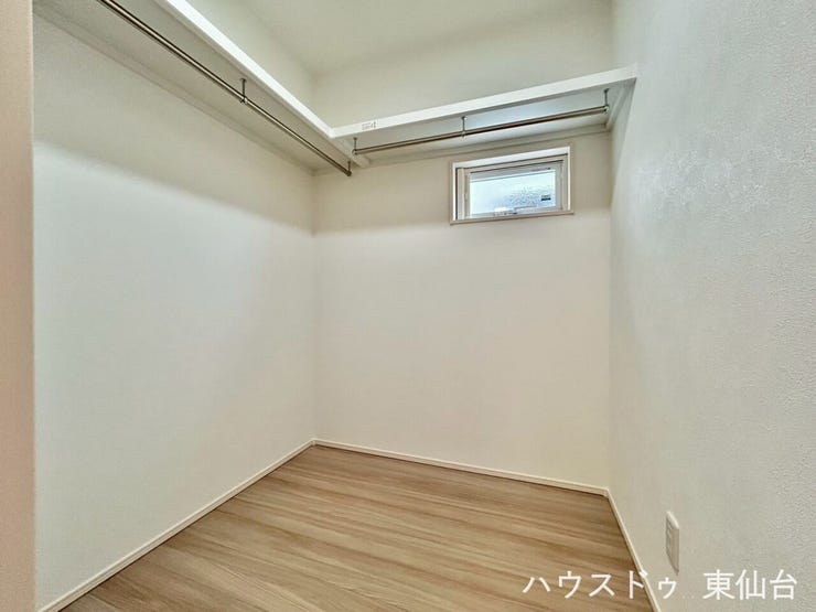 洗面所横のファミリークロークです♪朝の身支度もスムーズにできます♪