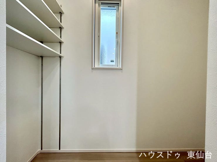 棚付きパントリーで空間を有効に使えます♪