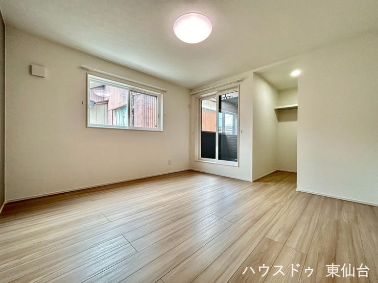 8帖の家具の配置がしやすいきれいな形の洋室です♪