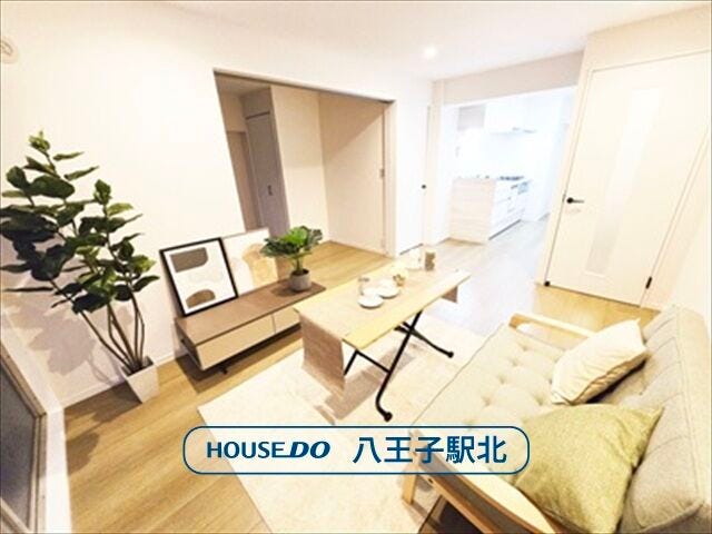 【リビング】
リビング:ご家族の憩いの場♪一緒にテレビを観たり食事をしたり、同じ時間を共有できる温かい空間となります♪
※写真はリフォーム完成後イメージです。