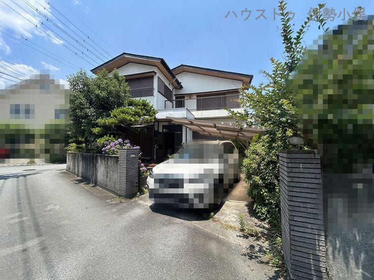 【外観】
リフォーム中です。外壁、屋根は塗装することで明るい印象に変わります。