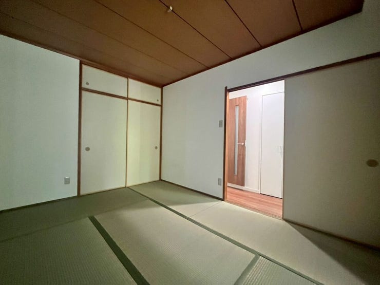 洋室の手前にある和室♪押入れ収納があります♪畳の空間があると落ち着きますね♪