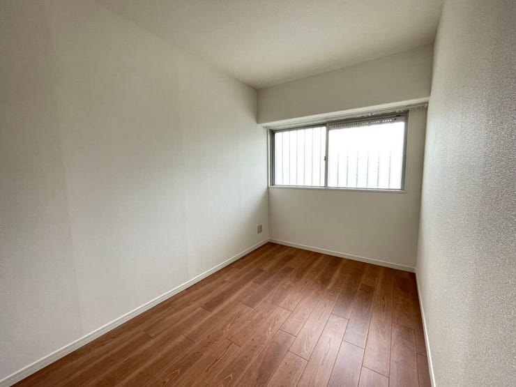 玄関入ってすぐの洋室♪マンションの廊下に面して窓があるので、こちらも明るいお部屋♪