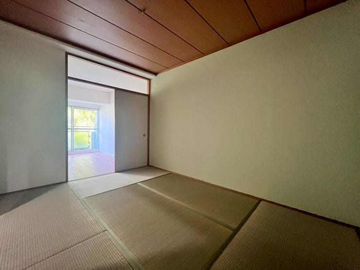 洋室と繋がっている入り口を開ければ、和室に日差しが柔らかく降り注ぎます♪