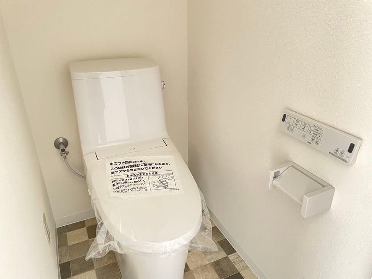 トイレは寒い冬でも安心のウォシュレット♪リモコンが横長でオシャレです♪