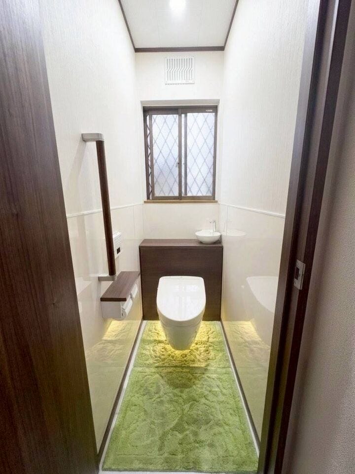 ◇トイレ◇
窓も付いてるので明るくスッキリとしたトイレです。採光や通風良好です。カバーや、マット、棚などを同じテイストでまとめると、統一感のあるおしゃれな空間になります。
