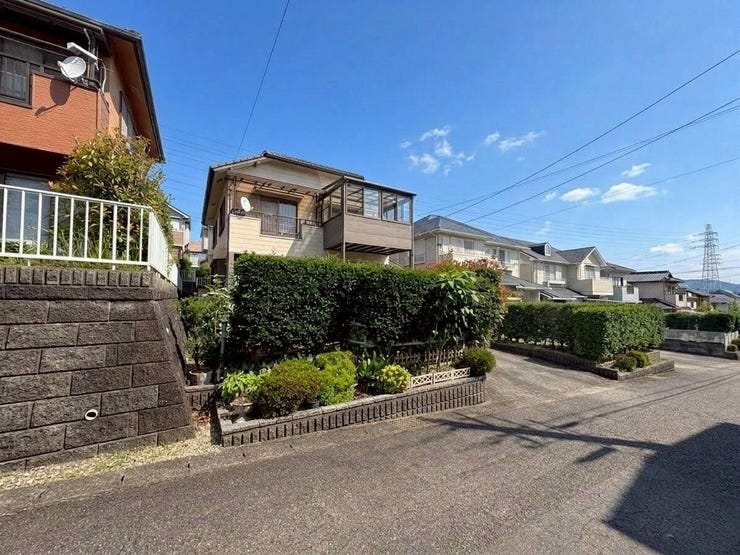 ◇前面道路◇
道路幅はゆとりある約6.0m。車2台が安心してすれ違うことのできる幅です。事故率や歩行者の安全性、騒音などを考えると程よい幅なのではないでしょうか。