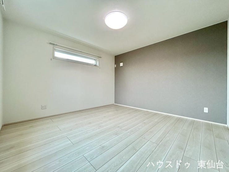 自然光がしっかり入る、気持ちのいい明るさの洋室です。