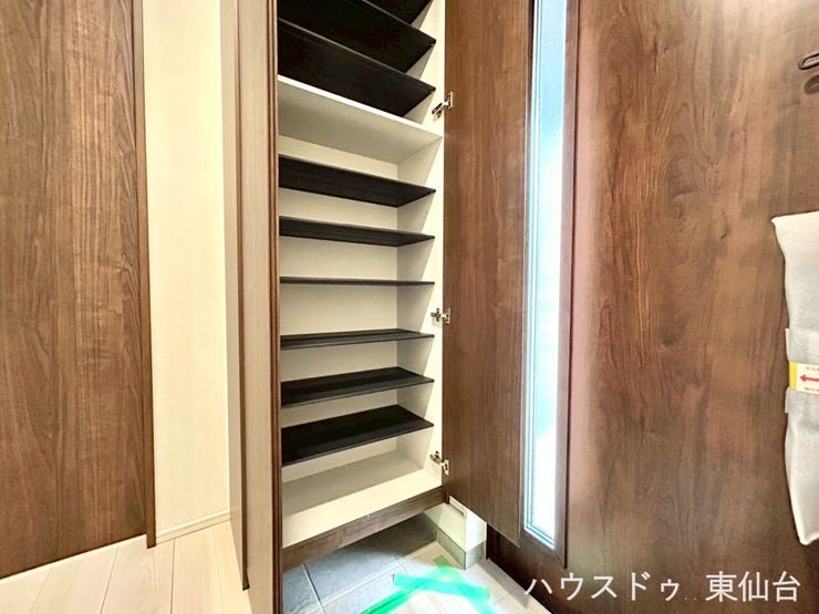 靴がどんどん増えていってしまいそうな靴箱です♪